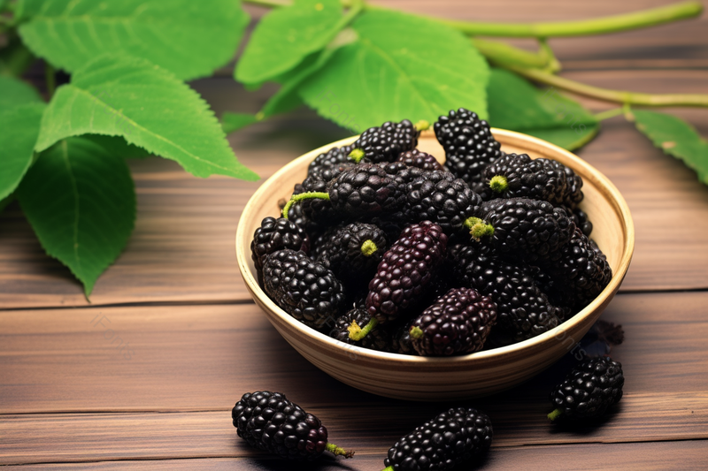 木板背景桌子上的桑葚绿叶衬托摄影真实,高清,摄影图,摄影图片,图片大全,摄影图免费下载